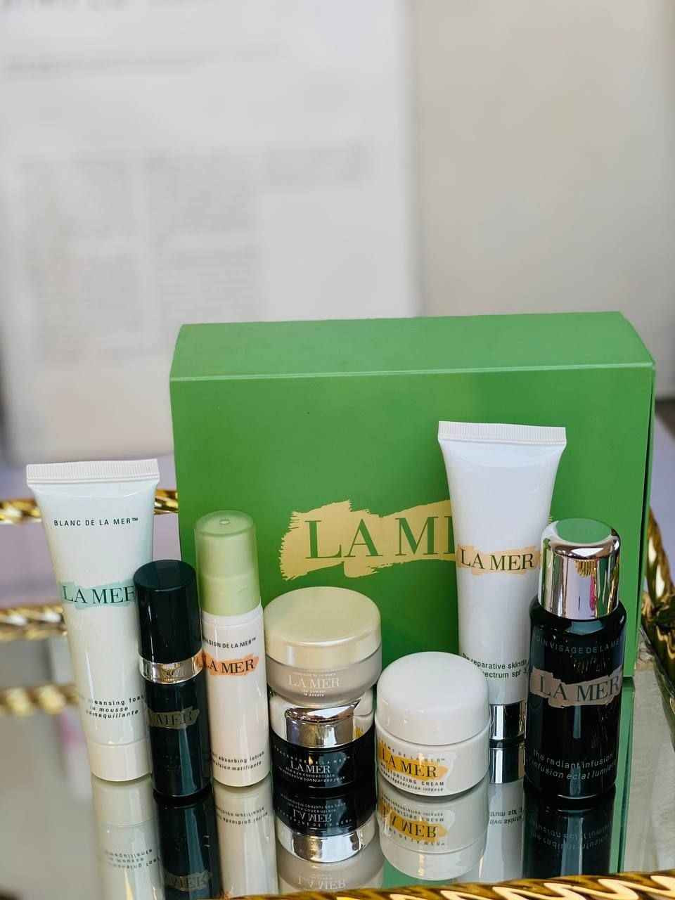 توفر بكج البراند العالمي ماركة LAMER متكون من ٨ قطعه مهمه للبشرة تدعم البشرة التعبانة من مستحظرات التجميل والكريمات المضره بالبشرة ستلاحظين الفرق من أول استعمال

مكون من 👇:-
✔️1-كريم تحت العين للتخلص من الهالات السوداء 
✔️2-كريم مرطب لإصلاح تلف البشرة 
✔️3-سيروم مرطب بعمق للبشرة 
✔️4-سيروم مكثف مجدد للخلاية
✔️5-واقي شمس حماية 30 SPF من الشمس
✔️6- باودر الامتصاص الدهون بسرعة 
✔️7-مرطبة للبشرة الجافة والحساسة
✔️8-غسول رغوي ينظف البشرة بعمق 

⭕تساعد هذه التركيبة الحاصلة على براءة اختراع والتي تحتوي على خلاصات تعمل على تقوية وحماية حاجز رطوبة البشرة بحل جميع مشاكل البشرة 

✅بكج La Mer  يُرطب البشرة بقوة، مصنوع من الهيماتيت والمعادن المشحونة مغناطيسيًا، للمساعدة في إخفاء الهالات السوداء وتغير لون سطح البشرة والمظهر غير المتجانس. ويخفف مظهر الخطوط والتجاعيد. مع مرور الوقت، سيضفي الكريم على بشرتك مظهرًا أكثر صحة ونعومة وتوهجًا. ويعمل هذا البكج القوي المضاد للشيخوخة على تحسين علامات الشباب الرئيسية للبشرة يعطي إشراقة ومرونة وثبات لون البشرة ونعومة 

✔️"جمال بشرتك يستحق الأفضل، جربي الآن العناية التي تحتاجها بشرتك لتصبح أكثر صحة وحيوية.
#الاصلي المنشأ امريكا 🇺🇸💯"
سعر البكج خاص 
🚘يوجد خدمة توصيل لجميع محافظات العراق ٤ الاف 🚘 Singapore


**إذا كنت صاحب هذا الإعلان وتريد حذفه لأي سبب، رجاءا أرسل رسالة إلى الدعم الفني**