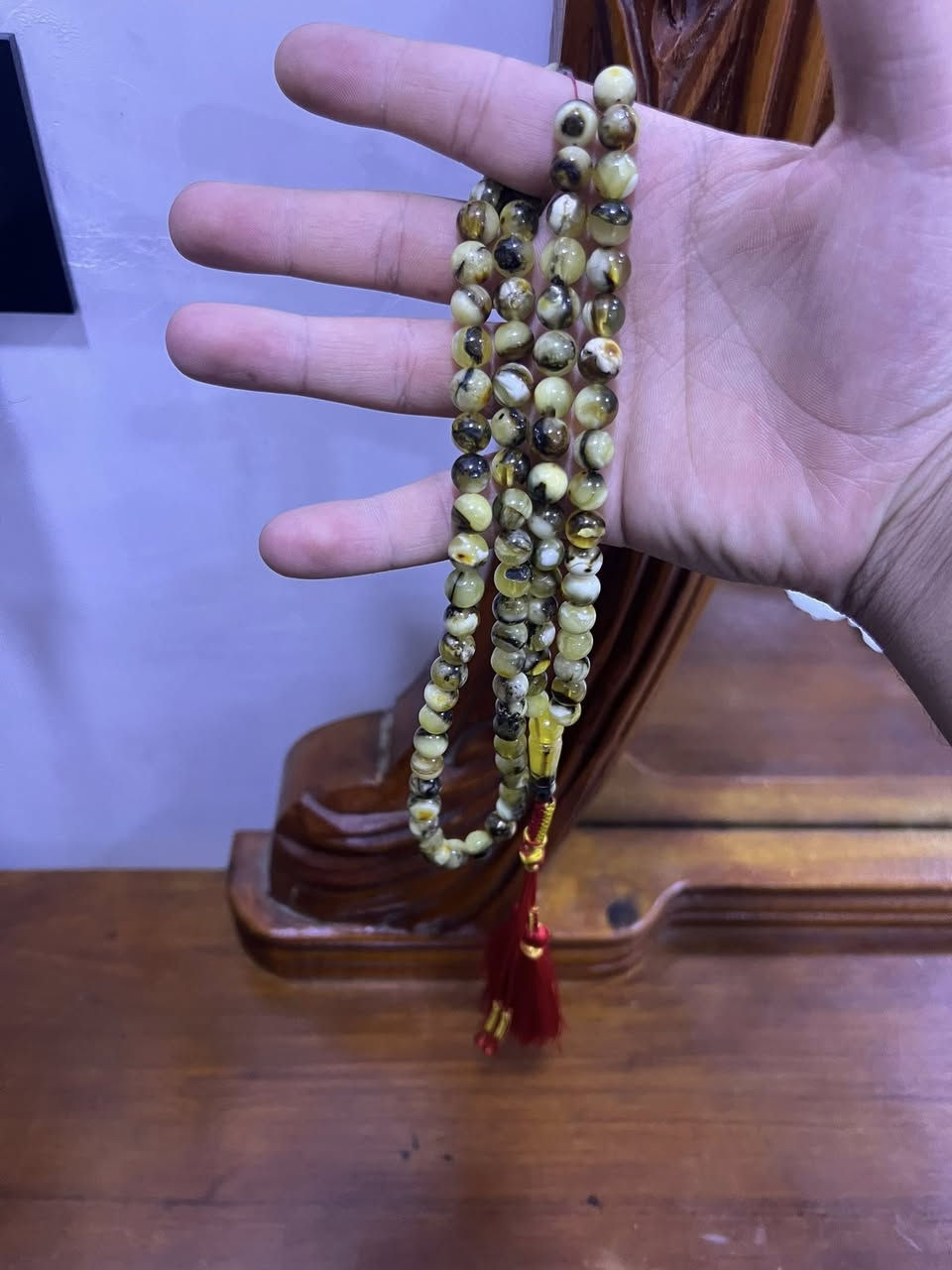 السلام عليكم اخوان سبحة كهرب شوائبي نقشة روعة وقليلة بالسوك  وزن 48 غرام 99 حبة للبيع بسعر مناسب للاتصال ***********
