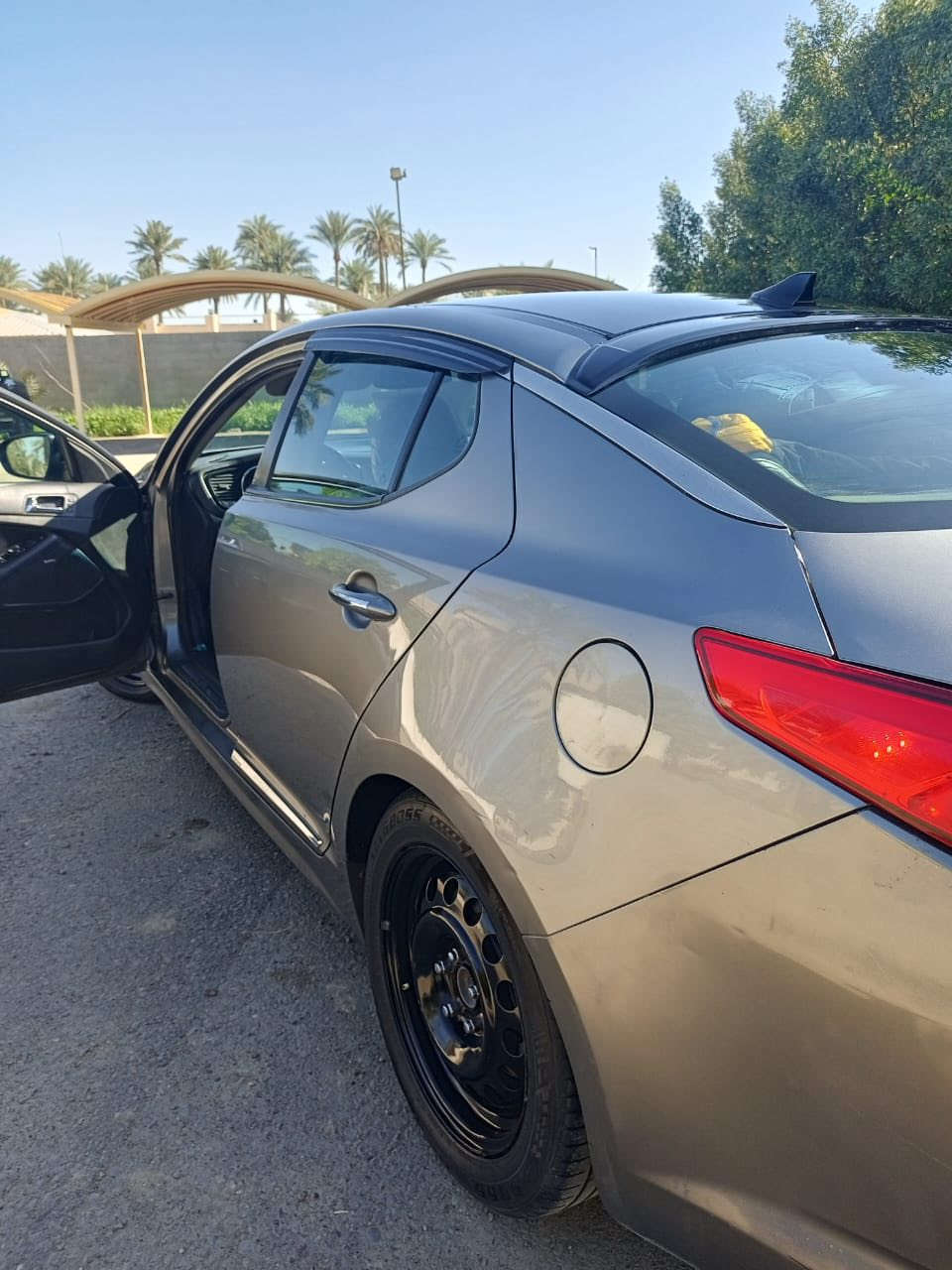 للمراوس     بمارسدس كون نظيفه
اوبتيما موديل 2012 رقم بغداد بسمي 
وارد امريكي محرك 2000تيربو.  
السيارة فول مواصفات vip
بيها مكانات صبغ بدون دواخل ابيع حزام. 
السيارة متعوب عليها و نظيفه مال جناي. 
تخم تاير جديد صدر جديد باتري جديد ادامة منظومة بانزين و كلشي جديد. 
اخوان يرحم والديكم لحد يكسر بالسعر والي ماعنده يدلل 
مكان السياره بغداد الكرخ
سعر 98$ 
***********
