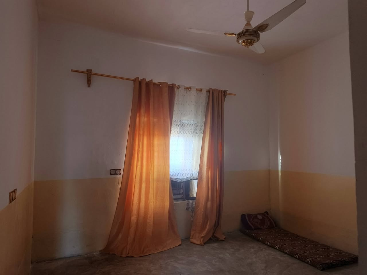 السلام عليكم
دار للبيع طابو صرف بيجي حي التأميم قريب على اسواق برزان الملحمي الدار فقط الاستقبال والمطبخ مو كاملات اما الباقي جاهز 
المساحه 200م وجه 10نزال 20
يتكون من استقبال🏫مطبخ🏫صاله🏫غرف نوم عدد٢
للاستفسار الاتصال
*********** اتصال+واتساب
*********** اتصال فقط
ليث الدليمي @إشارة 

السعر 55وبيه مجال
