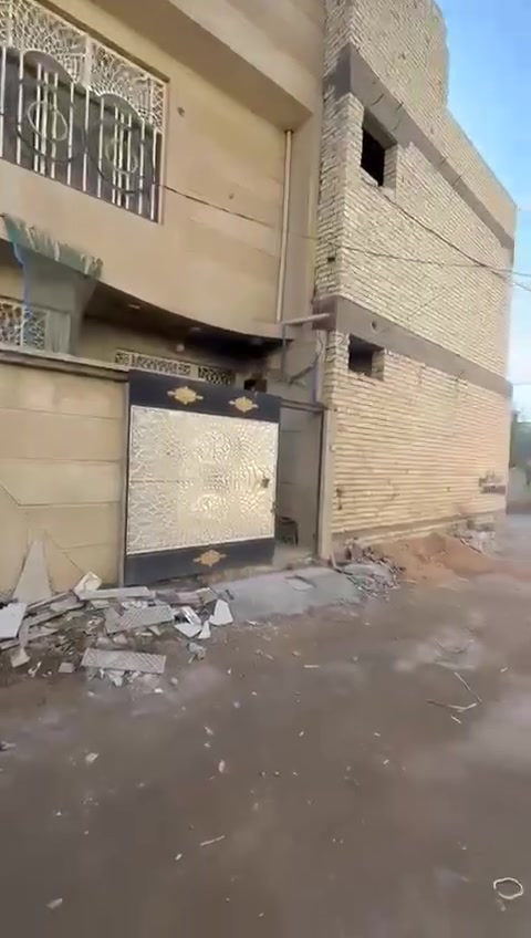 السلام عليكم. بيت 50 متر بناء جديد واجهه 7ونص. طابقين. منزل فديوات 2 قبل الترميم وبعد الترميم سند طابو 25 البوبيات  قريب جدا عن منطقه جار العباس.  غرفه وصاله ومطبخ. وملاحقاته صحيات الطابق الأرضي. 
الطابق الثاني غرفه كبيره وصاله وصحيات ثاني بيت عن التبليط 
صاحب الدار. بدون وسيط ***********

