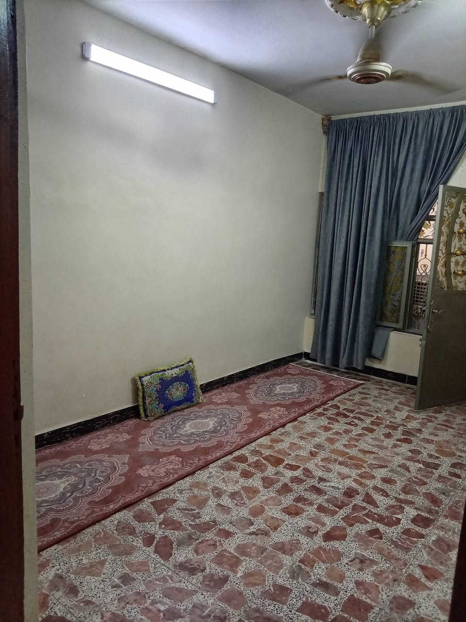 سلا عليكم نص قطعه طابقين قرب الشارع رابع بيت قطاع ٥٤ قرب مطعم الحاج للاستفسار ***********
