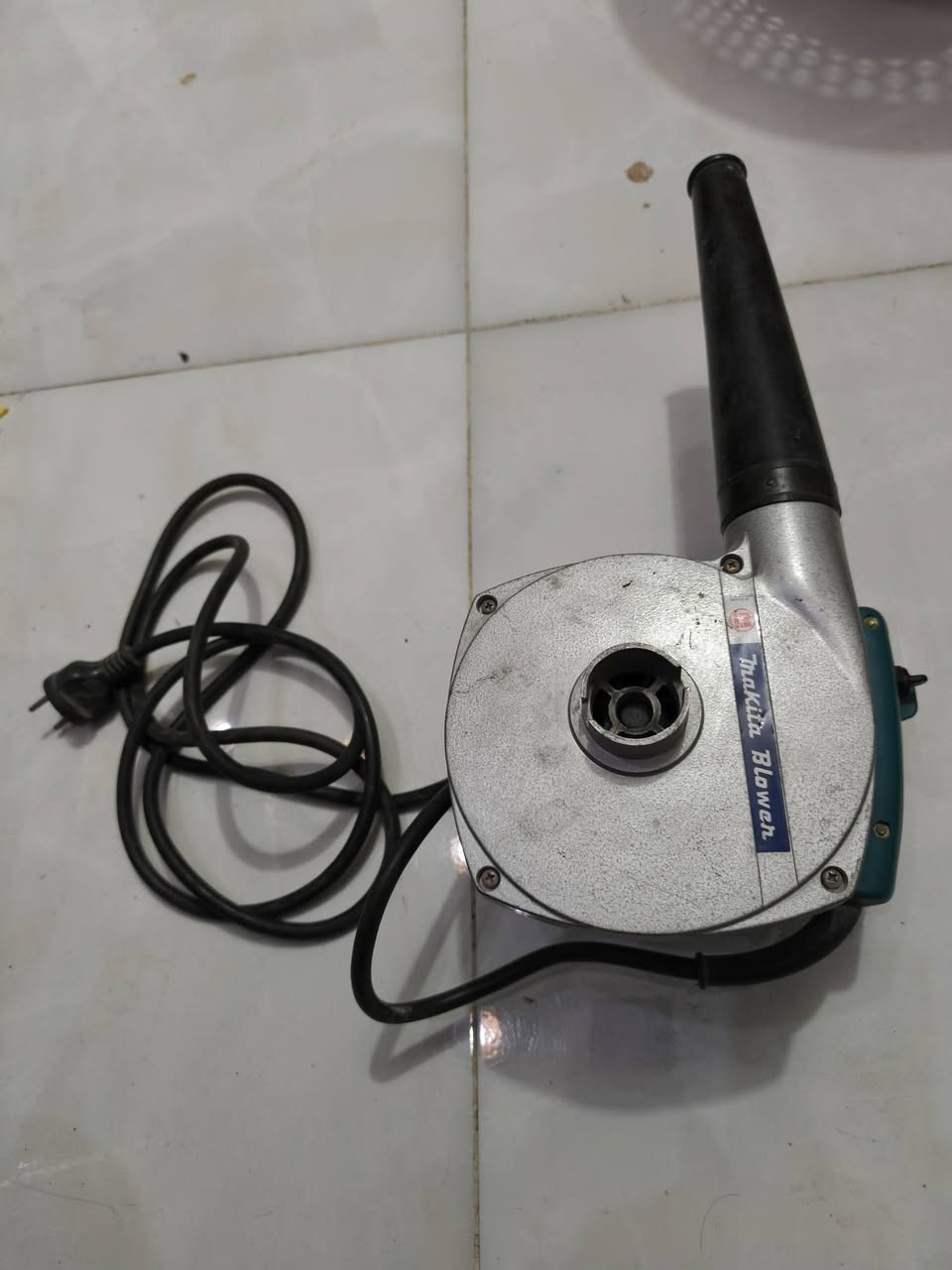 ساحبات ٦ انج حمام  مروحه سقفيه بلور ماكتا الشراي يتصل او خاص *********** بغداد الرصافه
