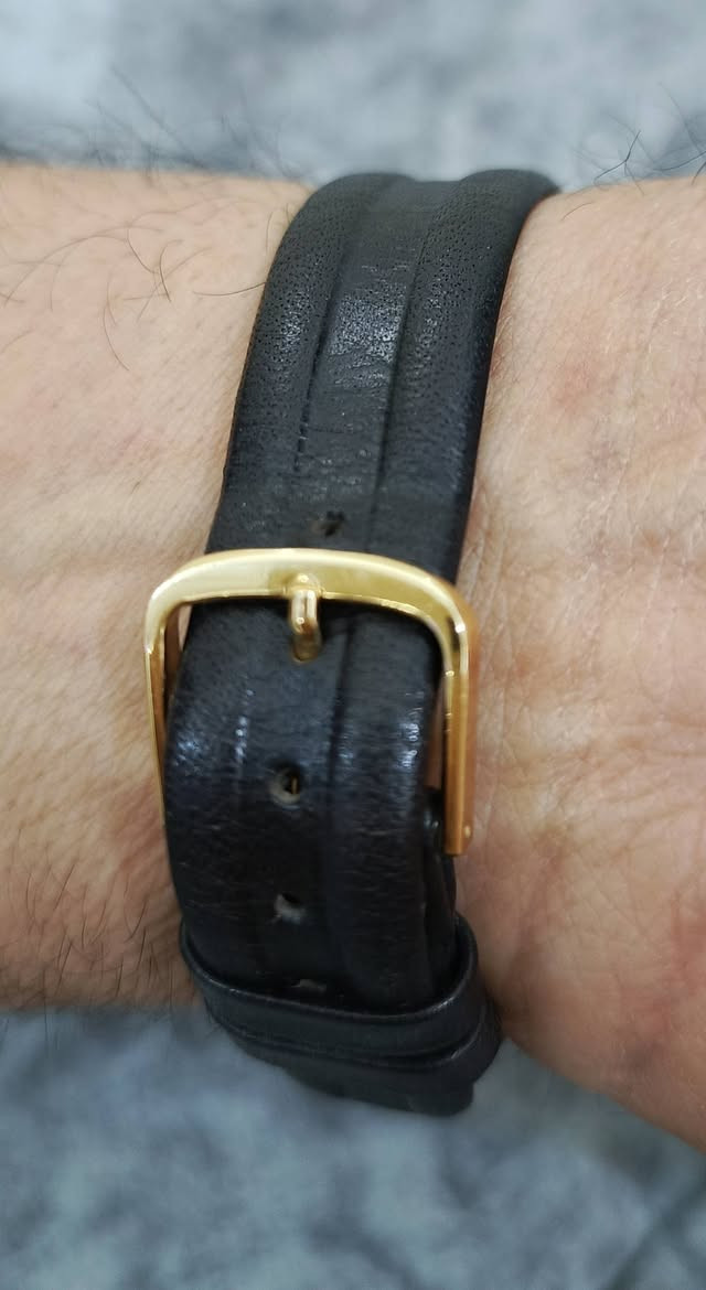 ساعة يد من ماركة هلتون (Hilton)، وهي ساعة كوارتز تعمل بالبطارية وتتميز بطلاء ذهبي
مواصفات الساعة
الماركة: هلتون (Hilton).
نوع الحركة: كوارتز (Quartz).
التصميم: قطعه كلاسيك
السوار: يأتي مع حزام جلدي أسود تُصنف هذه الساعات كقطع قديمة (Vintage)


**إذا كنت صاحب هذا الإعلان وتريد حذفه لأي سبب، رجاءا أرسل رسالة إلى الدعم الفني**