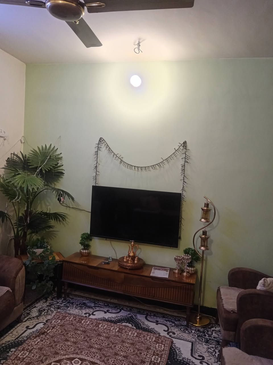 السلام عليكم.. بيت للبيع كميره شارع التكيه.. المساحه ١٠٠م
اربع غرف نوم  ٢ حمام.. ٢ تواليت ومطبخ
السعر ١٤٠ قفل
*********** أوس
