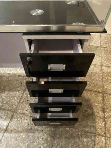 للبيع مزاد لأعلى سعر 
🔥🔥🔥🔥🔥🔥🔥🔥🔥
ميز فاترينة زجاجي نظافة  95 % 
       مع هدية ستاند ساعات 
                 قياسات
(ارتفاع متر وعرض 116 وعمق 40)
                 العنوان 
        ( بغداد / حي العامل )
           ***********
