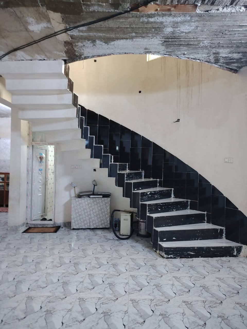 دار البيع سنه البناء 2024ركن طابق ونص الموقع حي العسكري قرب ماركت المرعي ومدرسه الجواهري المساحه 200 متر مطل على حديقه طابو صرف بسم شخص واحد 
تفاصيل اكثر راسل خاص او واتس اب او اتصل 
***********
