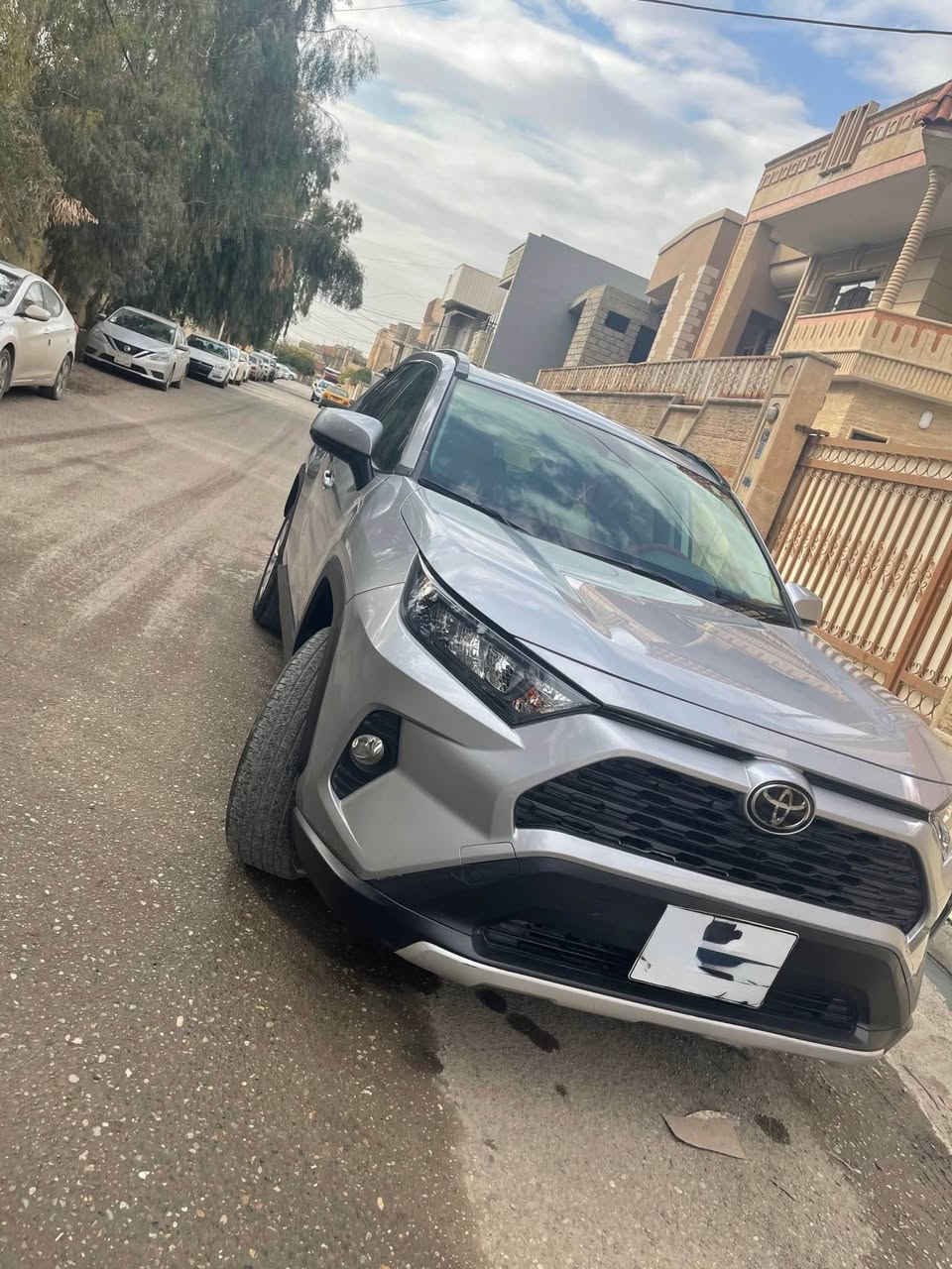 Rav 4 2019 LE 
ماشي 100 الف كيلو 
لون سلڤر 
ضرر باب يمين امامي مبدل ومصبوغ 
وصندوق شبر وشوية تعديل بارد 
سيارة نظيفة وجاهزة ما بيها اي نقص
JTMF1RFVOKD501156 الشاصي
الرقم اربيل مكان السيارة الموصل 
رقم التواصل *********** موصل, نينوى
