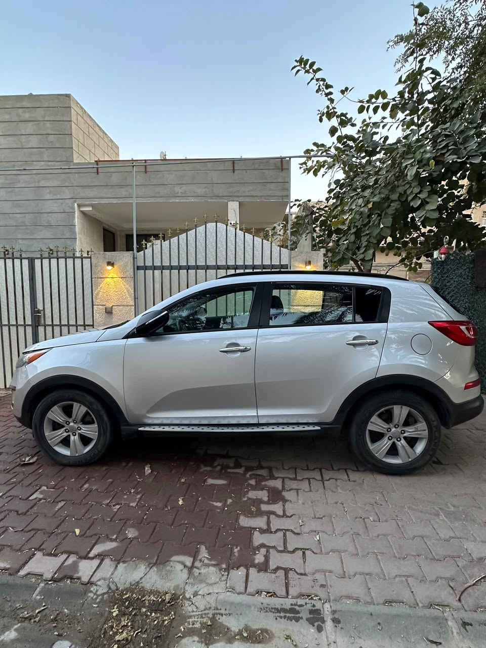 السلام عليكم سبورتج 2013 وارد امريكي مكينه 2400 دوش بحاله ممتازه السياره باسمي  داخله كلين  وصار بيها هنا قطعه وحده جاملغ امامي ايمن فقط ماشيه 100 الف
السعر 138 وبيها مجال بسيط 
المكان كربلاء 
رقم الهاتف ***********
