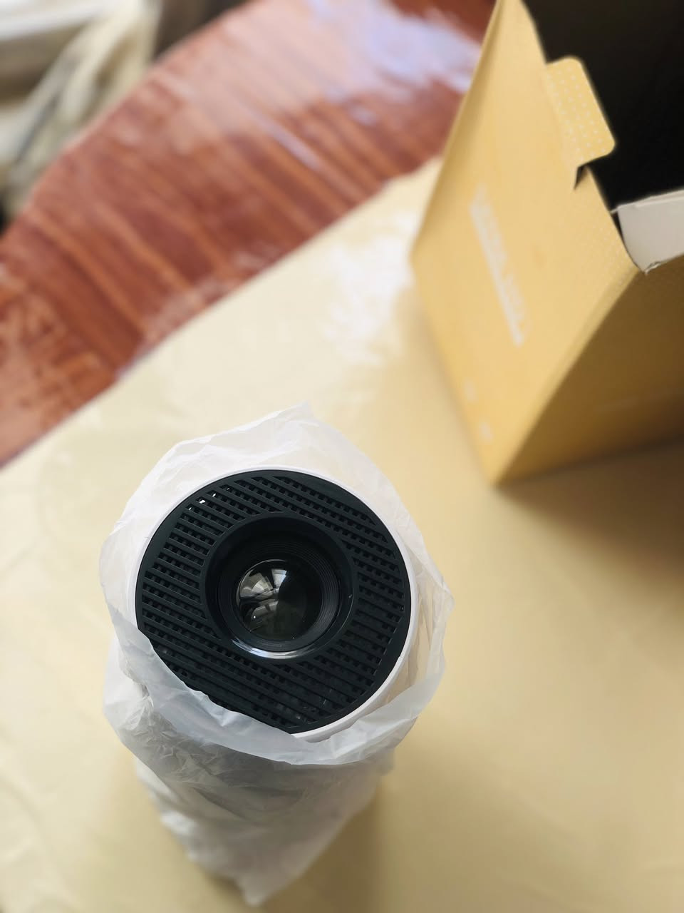 ✨ بروجكتر ذكي – حوّل غرفتك إلى سينما حقيقية
بروجكتر بدقة Full HD 1080P مع دعم فك تشفير 4K يمنحك صورة واضحة ومذهلة بفضل تقنية LED المتقدمة والإضاءة الموحدة، مع ألوان زاهية وحيوية وتقليل تأثير الضوء الأزرق لحماية العين، آمن حتى للأطفال 👶👀
🔄 دوران 180°
اعرض المحتوى على الجدار، السقف أو أي سطح بكل سهولة وحوّل أي مكان إلى شاشة سينمائية.
📽️ شاشة عرض كبيرة تصل إلى 130 إنش
مثالي للأفلام، المسلسلات، المباريات، الألعاب وجلسات السهرة.
🎵 صوت قوي وواضح
مزود بسماعة Hi-Fi مدمجة بقوة 3 واط مع Bluetooth 5.0، مع إمكانية توصيل سماعات أو أجهزة صوتية خارجية لتجربة صوت محيطية مميزة.
🔧 تصحيح تلقائي + تركيز يدوي
يحصل على صورة مثالية خلال ثوانٍ بدون تعب.
🔌 منافذ متعددة
HDMI – USB – AUX – منفذ طاقة + زر تشغيل/إطفاء.
📐 حجم عملي ومحمول
الأبعاد: الطول 19 سم × العرض 8.5 سم
سهل الحمل ومناسب للغرف الصغيرة والتنقل.
🎁 اختيار رائع للبيت أو كهدية مميزة
بديل ممتاز للتلفزيون ويوفر تجربة مشاهدة سينمائية بسعر ٣٠ الف ❤️ مستعمل اقل من شهر ❤️ مع ضمان استرجاع ❤️


**إذا كنت صاحب هذا الإعلان وتريد حذفه لأي سبب، رجاءا أرسل رسالة إلى الدعم الفني**