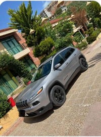 عندي جيب شيروكي بزون كليييين موديل ٢٠١٨ بإسمي رقم سليمانية ..  اريد ار...