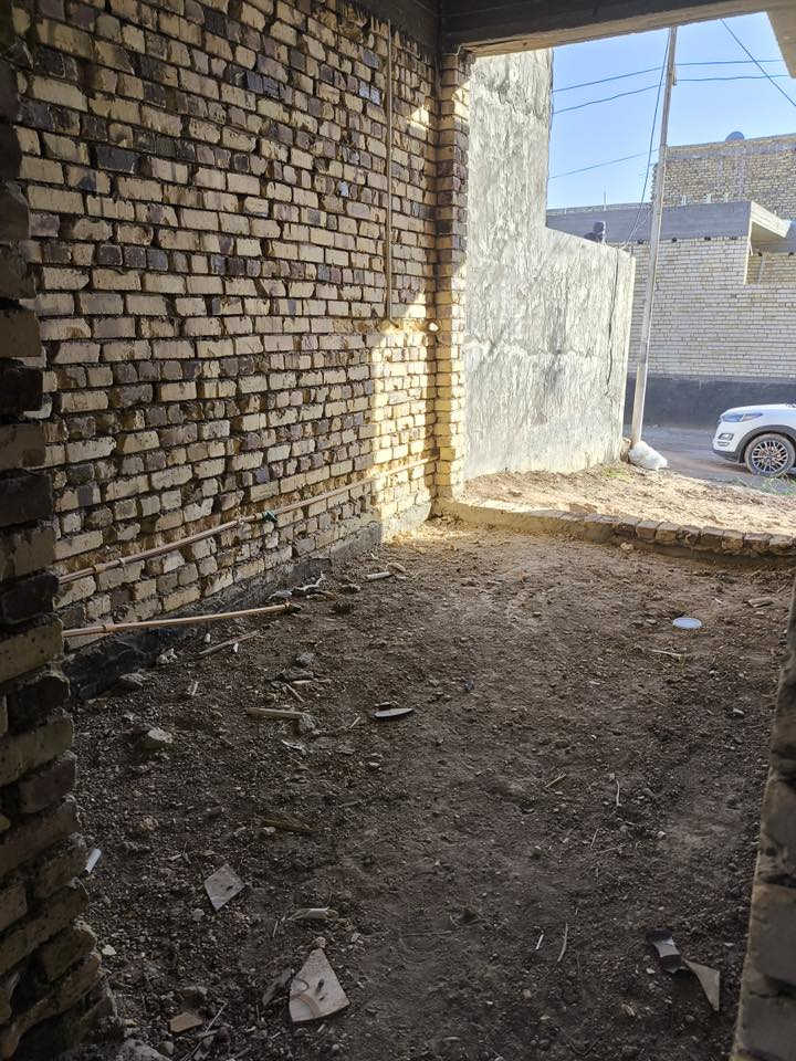 السلام عليكم 
بيت في حي النصر مساحه 150 م طابو زراعي 
للستفسار اكثر اتصل بل رقم 
***********
