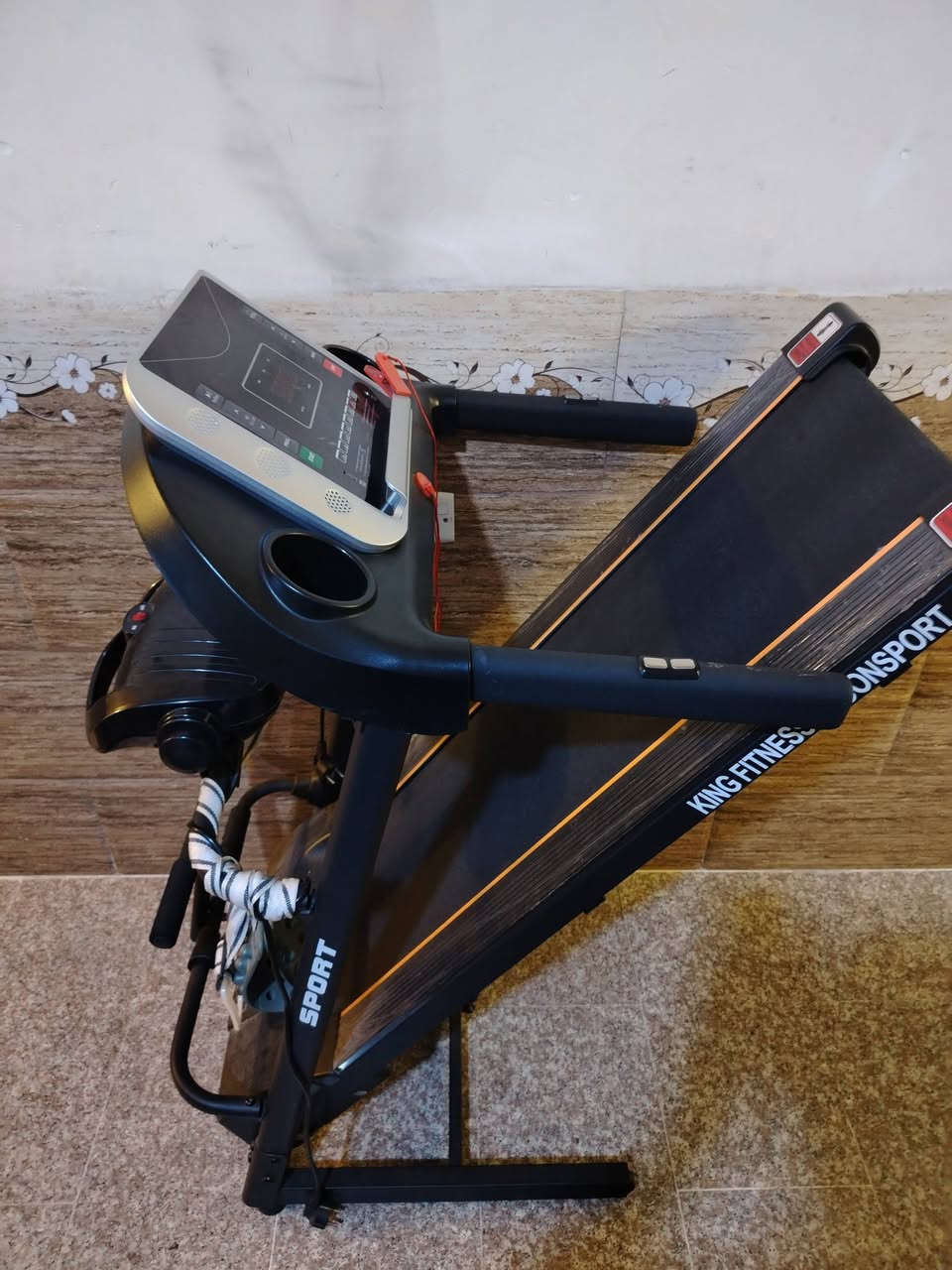 السلام عليكم ورحمة الله وبركاته جهاز جري جديد بمعنى الكلمه استعمال كلش قليل يحمل وزن 140كيلو مع حزام تكسير الشحوم وشاشة وقت مع نبظ القلب مع سماعة هتفون بعد الكيس مالتة بي السعر 250 رقم التلفون *********** وموجود واتس مكاني بغداد الجديدة
