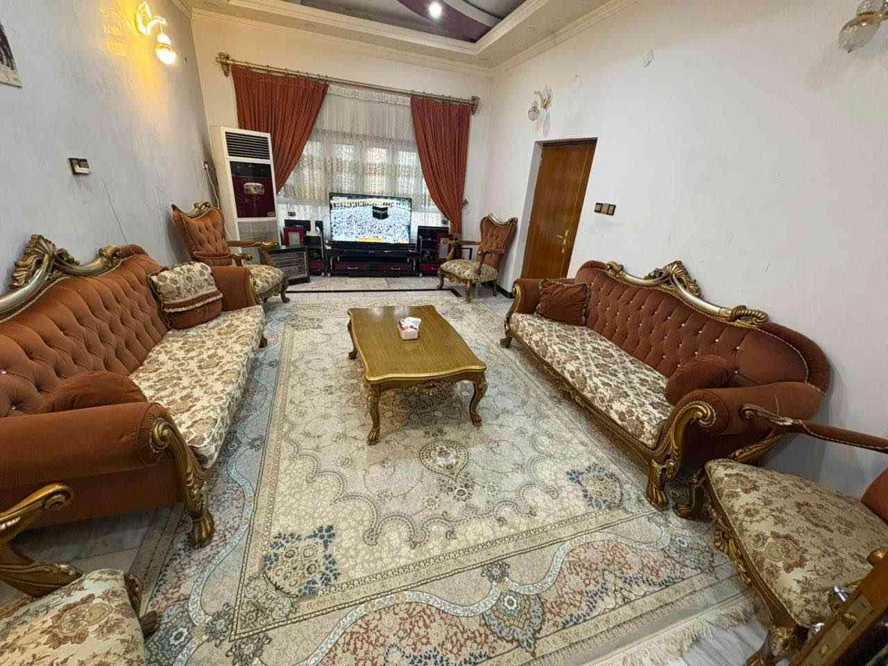 السلام عليكم ورحمة الله وبركاته 
 بيت للبيع  مساحه 240 م  طابو زراعي عراقي 100/100 
 البيت متكون من طابقين 
الطابق الأول  بناء طابوق يحتوي على غرفة +صاله+مطبخ+وغرفه استقبال + كراج  
الطابق الثاني  بناء ثرمستون متكون من غرفتين+صحيات. 
العنوان  ابو الخصيب منطقه أبو الجوزي 
 يبعد البيت عن الشارع السايدين 50متر السعر 250  مليون  للاستفسار *********** البصرة, العراق
