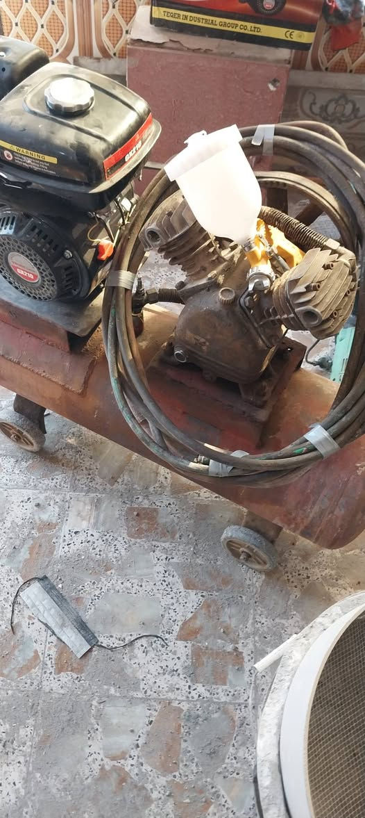 السلام عليكم  كمبريسر ١٠٠ بنزين مثل ما موضح بالصور ملحقاته صونده كتان ١٥ متر مع مسدس صبغ انجيكو السعر المطلوب ٣٠٠ لاستفسار ولغرض الشراء الاتصال *********** العنوان بغداد
