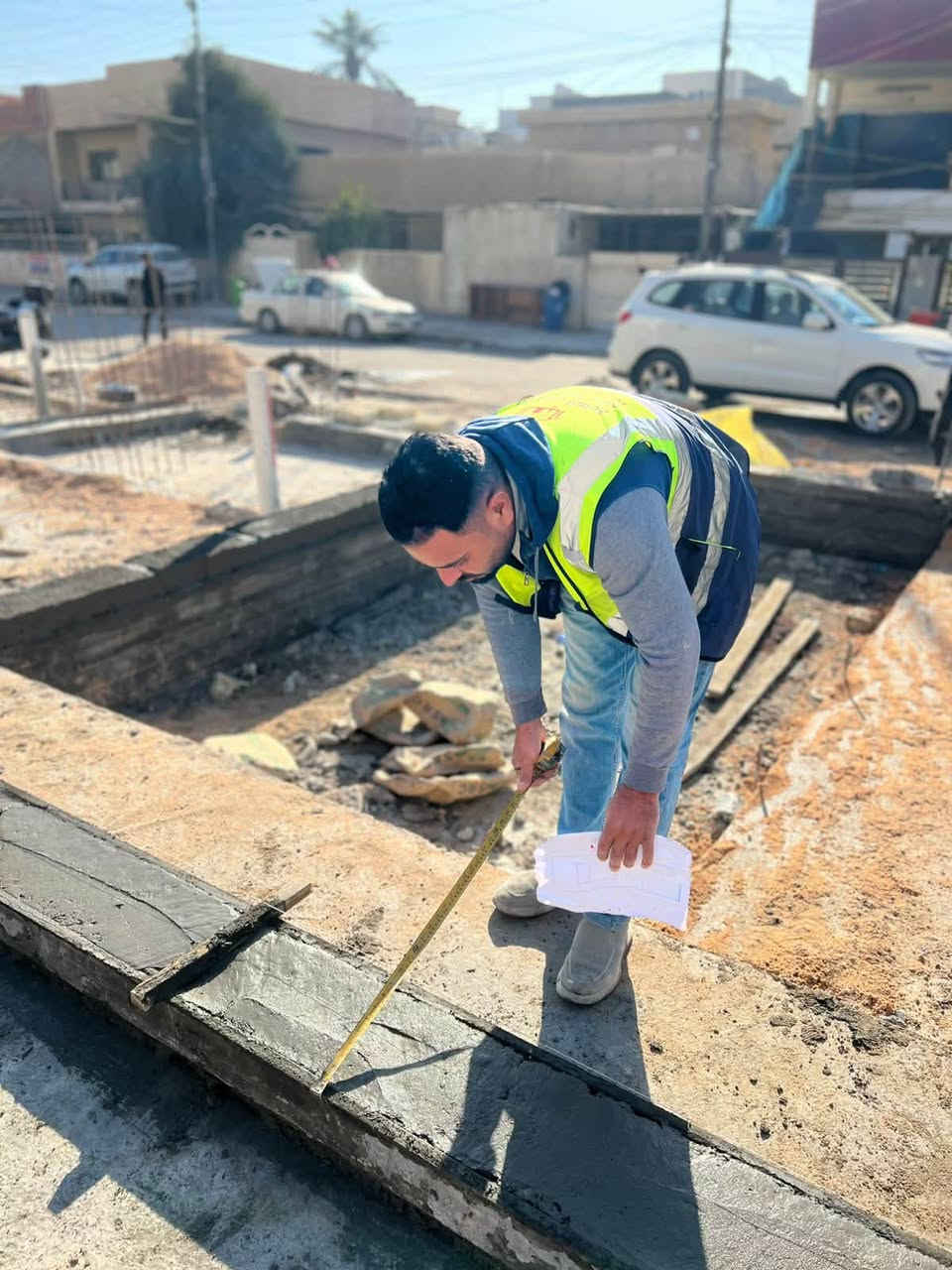 نظام عمل الهيكل حسب المواصفات الهندسية👷🏼

1. حفر الأرض حسب المنسوب
2. وضع طبقات الجلمود، ثم بعدها السبيس وحدل الأرضية تماماً 
3. رش المبيدات الحشرية ثم رش الأرضية بالنفط الأسود.
4. فرش طبقة النايلون  الاصفر العازل الزراعي.
5. تسليح الحديد (FF) او الماس.
6. صب الرَّفت الخرساني (C35) حسب المواصفات الهندسية والمختبرية .
7. صب البتلو باستخدام الأسمنت المقاوم + حصو مكسر 
8. بناء الطابق الأول والثاني بالطابوق الجمهوري العراقي + سمنت الماس+رمل.
9. صب الطابق الأول والثاني سي (30 سم).
10. نشر المواد الكهربائية او سيمنس حسب المواصفات الهندسية

للتواصل والاستفسار 
مكتب الاساس الرصين للمقاولات العامة 
***********/***********
