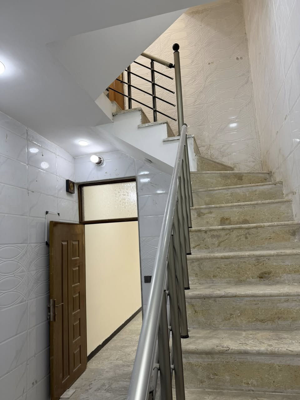 مشتمل للبيع الشعب خلف سوك شلال قرب الفلكه 

المساحه ٤٠ متر استقبال وخدمات مع مطبخ وغرفتين نوم

معروض بمكتب الكناني ***********٥///:/

السعر ١١٥ وبي مجال
