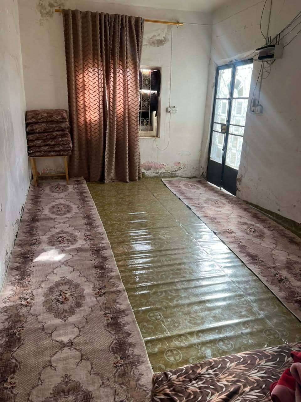 بيت للبيع 100 متر سنه 25 غرفه وصاله ومطبخ وبرانيه قرب سيد عوده سعره ب***********
