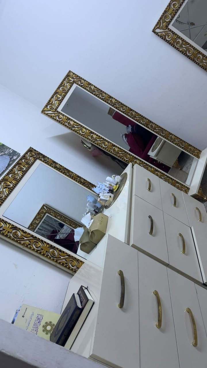 غرفة نوم تفصال ام دي اف ضد المي سرير 180 اكبر حجم مخزن كنتور 3 امتار 9 قطع جديده بدون اي عيب 
سعر مليون 200 شراي اتصل *********** مكان كركوك
