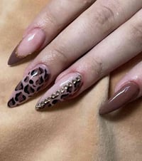 عرض الاكرلك مع ديزاين اضفرين 15 الف فقط 💅🏻. ضمان الاكرلك شهر 🩷.  العنو...