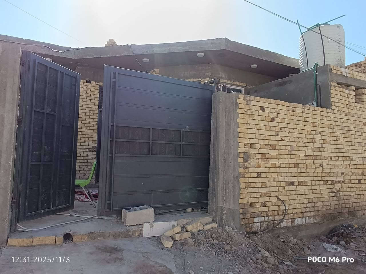 سلام عليكم بيت زراعي للبيع 200/م قرب جسر الجامعه جديد و6بيت عن الحولي غرفتين وصاله ومطبخ وديوانيه وصحيات داخليه وخارجيه گراج وحديقه بي نقص صاله وغرفتين بس الماء وكهرباء ومجاري كامل شراي يتصل//***********
