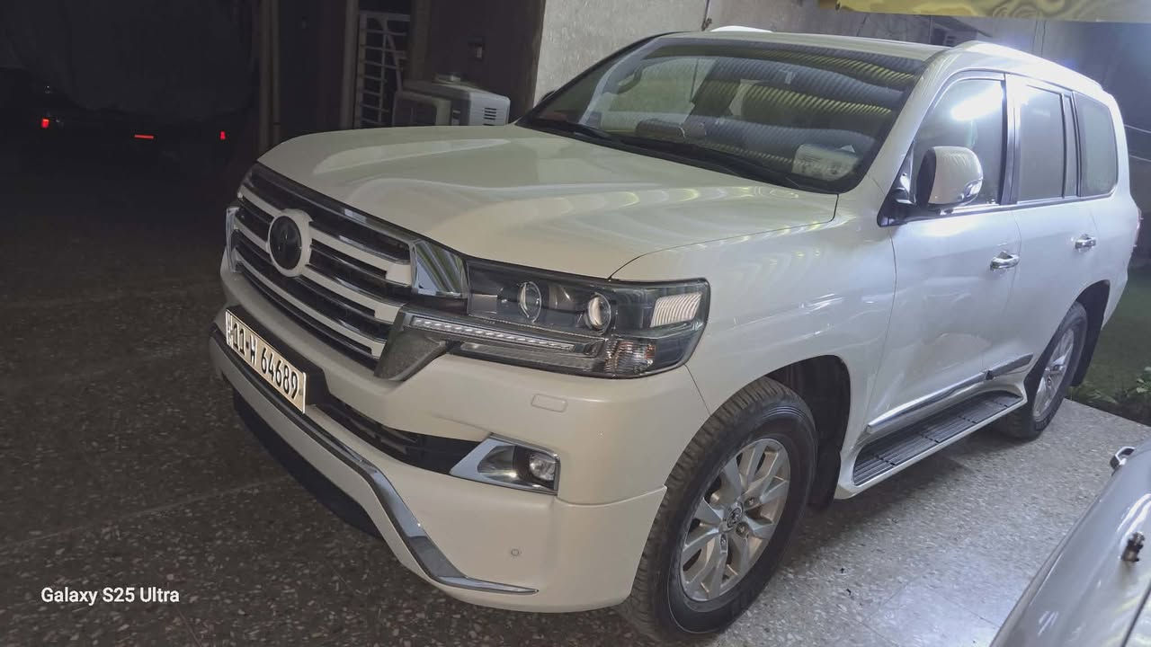 لاندكروز GXR وايت ادشن ساز  موديل ٢٠١٨ فول مواصفات كراسي جلد كهرباء ثلاث دكم ٣ شاشات سلايد محرك 4000 سته سلندر مكفوله عدا تكحيل بالباب الامامي عكس السايق بقدر اصبع مغلفه pbf نوعيه راقيه ضمان عشر سنوات السيارة ماشيه ٩٥ الف قابله للزيادة رقم بغداد حديث مكان السيارة بغداد  السعر ٥٦٥ ورقه وبيها مجال بسيط جدا رقم صاحب السيارة ***********
