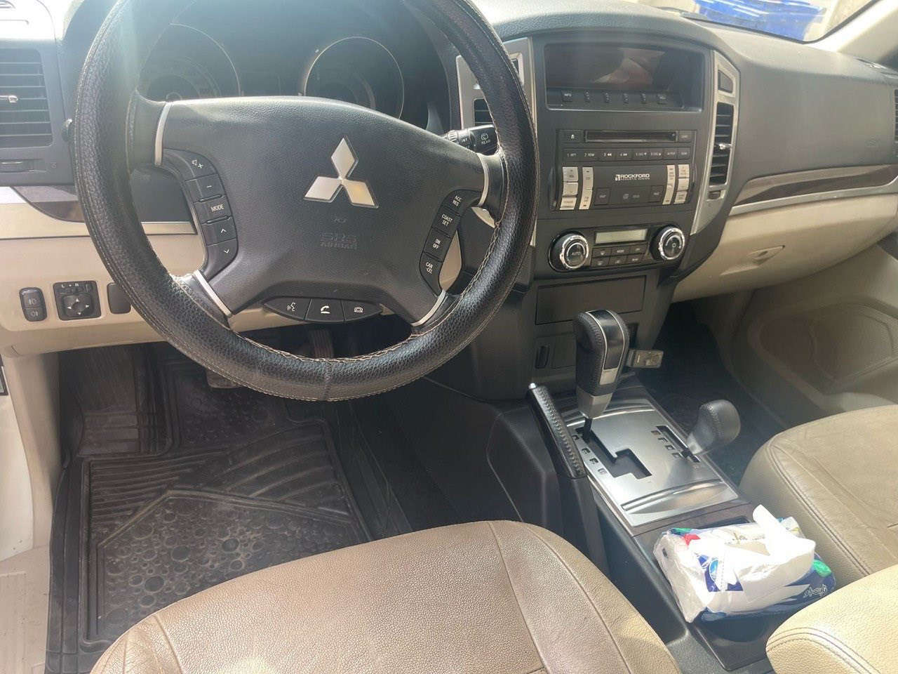 السلام عليكم
للبيع باجيرو حبتور 2015 
لون صدفي 
محرك 6 سلندر 3500
السياره بأسمي 
ماشيه 180 الف حقيقي
مكفوله كفاله عامه 

7 راكب 
دبل مروحه اضافيه
تبريد ثلج 
مواصفات 
فتحه طكتين 
كشنات كهرباء 
لايت زينون 
زراك لايت داخل 
صاج ستيرن 
 تحكم ستيرن 
سستم دمام
مري جانبيه كهرباء
بك لايت ضبابي 
 للاستفسار خاص فقط 
او الاتصال
*********** 
بيع مستعجل
