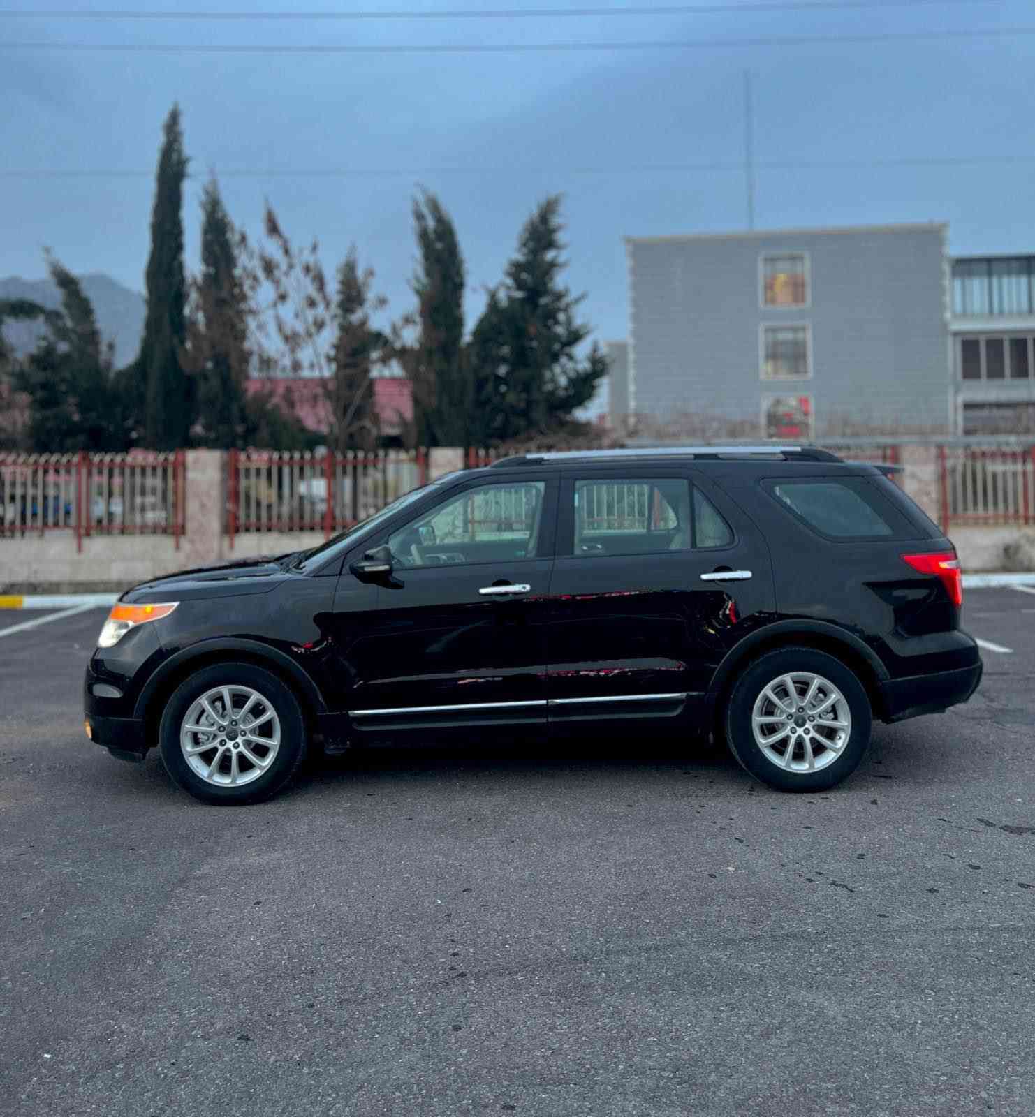 فورد اكسبلورر 2011 
رقم اربيل جديد باسمي 

محرك 6سلندر بالشرط  
گير بالشرط
 سيارة بدون حادث بدون صبغ
 فقط باب السكن الامامي من جوه بي بارد
 وباب السكن الخلفي بي بارد 
مواصفات 
بانوراما كشن جلد
سبعة راكب
صندوق كهربائي   
تحكمات ستيرن
تحديد سرعة 
شاشة بلادية مال فورد 
حساس خلفي وكاميرا 
لايت زنون LED 
*********** واتس اب كركوك, العراق
