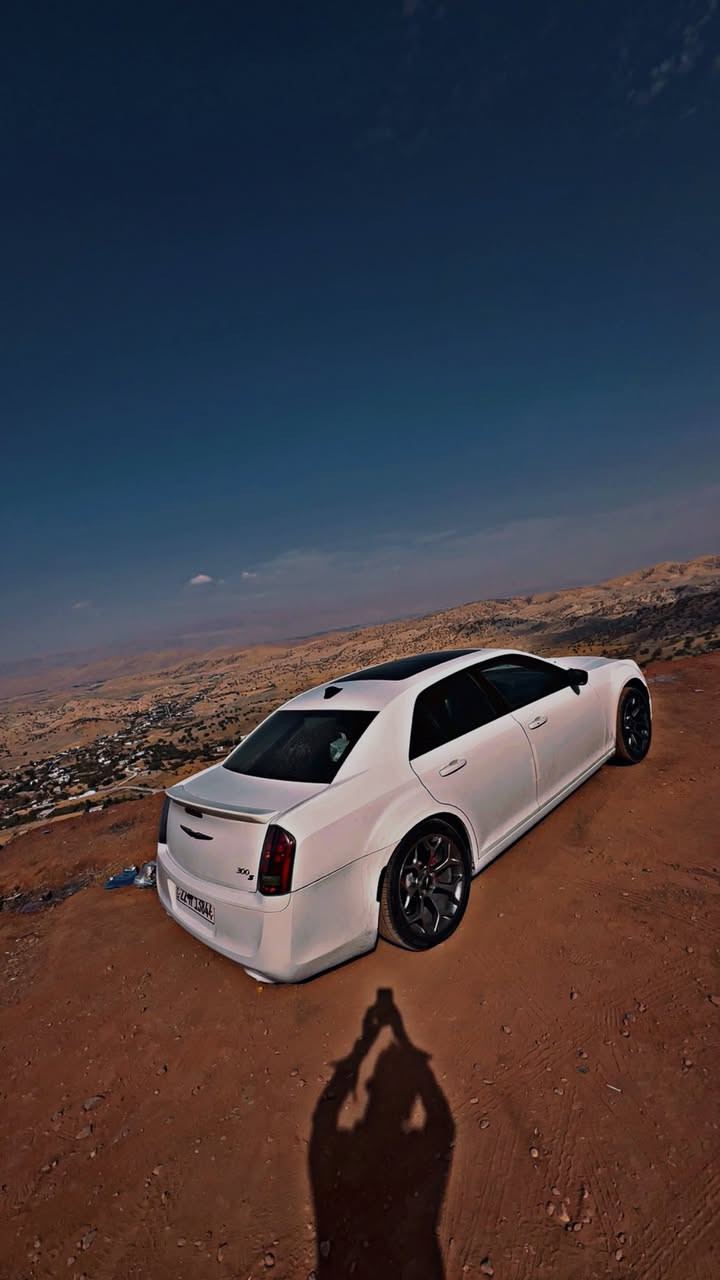 2014 300S
بصمه تشغيل عن بعد 
بانوراما 
ويل 20 رياضي 
سستم سماعات 
كشنات تدفئه 
حداديه + كير + محرك كفاله 
وارد كندي كلير جاملغ امامي جهت السائق 
*********** واتساب 
السعر 200 بيه مجال
