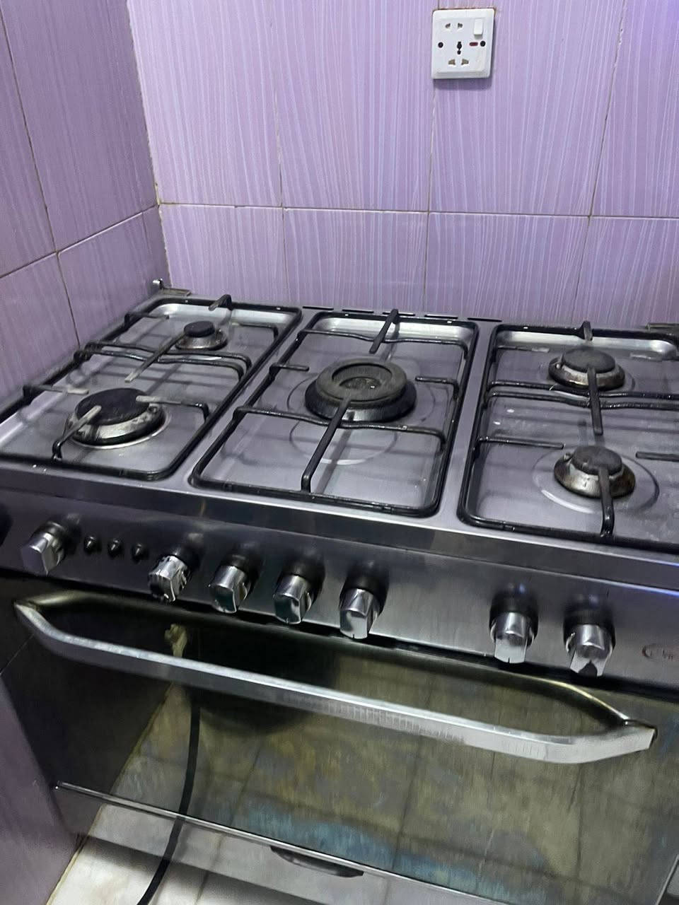 للبيع نص تخم تركي نضيف وطباخ مصري السعر الاثنين 300 بيهه مجال تلفون *********** بغداد
