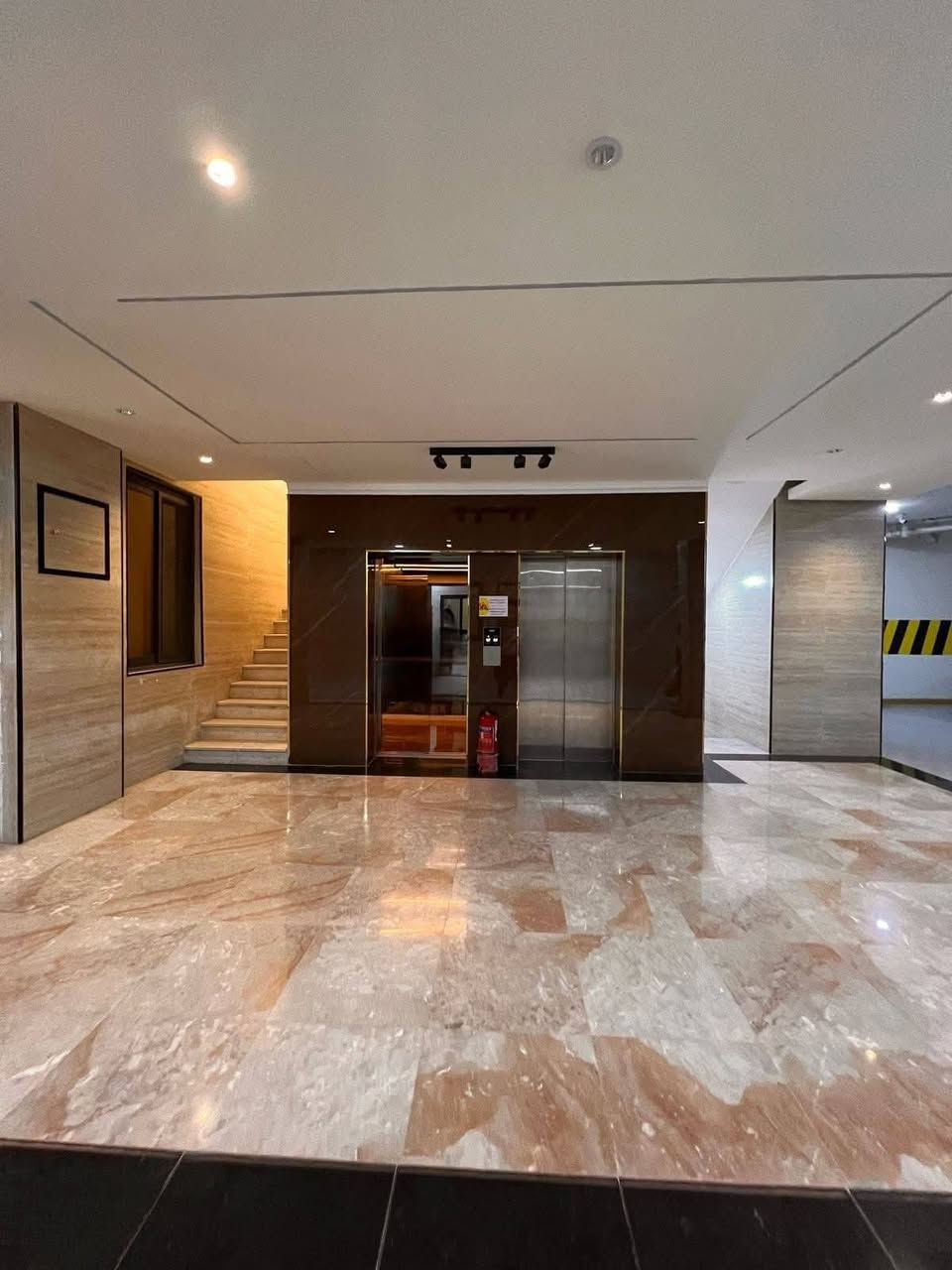 للبيع 
من يرغب بالإستثمار  
شقة أرضية حالة السند مستقل
الموقع في العرصات (الشيد 12)  المساحة 130 م
مؤثثه درجه أثاث فاخر
 مؤجرة بوارد سنوي 19200$+ تأمينات شهر 
 مكونه من
مطبخ وصاله 
3 غرف نوم أحدهما ماستر 
خدمات العماره 
نظام سكيورتي ومراقبة كاميرات
كراج عدد 2 تحت الارض
مصعد عدد  2
موقع هادئ ومميز
للأستفسار  مراسلة
 الصفحة او الأتصال
 على ***********
