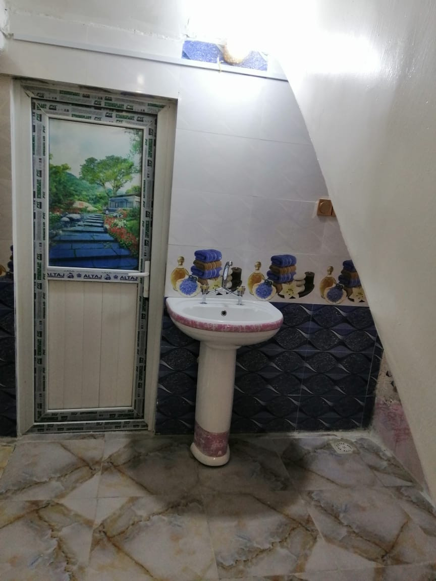 السلام عليكم بيت للايجار ١٥٠ متر الموقع سومر حي المعلمين يحتوي استقبال وهول وغرفتين كبيره وصغيره ومطبخ  سعر الايجار 500 ***********☎️ ***********☎️ 
