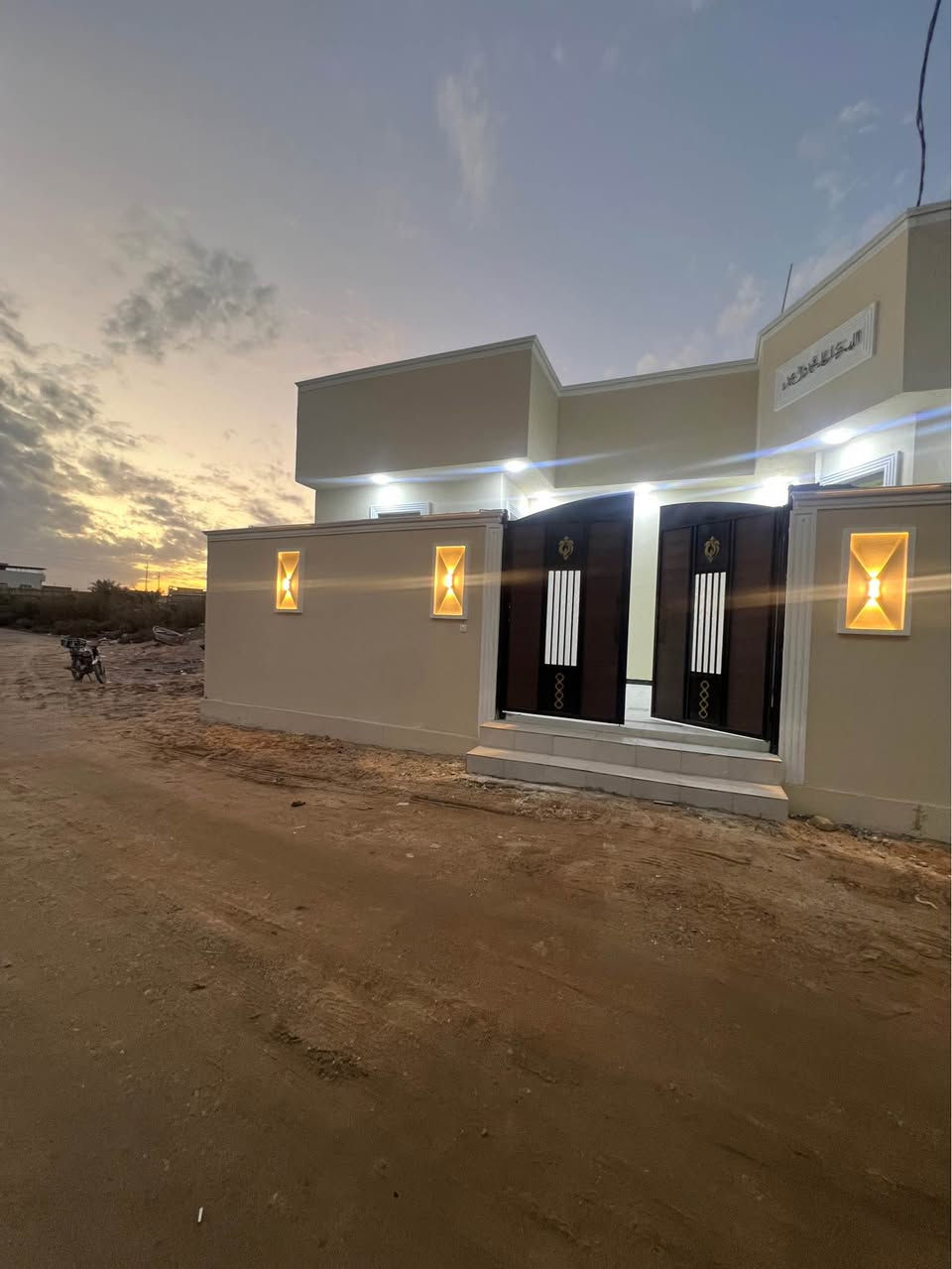 سعر البيت 98
عرض جديد بارخص الاسعار
 ابيوت تسليم مفاتيح 

 العنوان بصرة شط العرب الجزر الاربعة 
الفيروزية  قرب الجسر الثاني

والمكان الثاني اليوبة قرب 
مستوصف ومدارس الصقر

يوجد ابيوت 200  ابسعر 85 وبيهن مجال
ويوجد ابيوت 160 ابسعر74 وبيهن مجال
ويوجد ابيوت140 ابسعر 60 وبيهن مجال
ويوجد ابيوت 100 ابسعر 55وبيهن مجال
يوجد ابيوت في باب هوي المساحه 300
البيت يتكون غرفتين وصالة واستقبال وصحيات داخليه وخارجيه ديوانيه مطبخ صاله مع صحيات خارجيه وداخليه وكراج وحديقه صغيره البيت جاهز مابي نقص  الواجهيه ١٠
 المكان الاول اليوبة قرب مستوصف ومدارس الصقر
المكان الثاني الجزيرة_الفيروزية_قرب الجسر الثاني 
الهاتف
*********** واتس اب وللاتصال
للملاحظه البيع مباشر  بدون اقصاط شط العرب, البصرة
