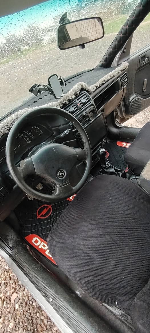 السلام عليكم اوبل فكترا حجم 16 للبيع او مراوس حسب القناعه موديل 1993 كير ومحرك شرط السياره بسمي اني الشرعي السعر 35وبي مجال حك جيتك والسياره احلئ من الصوره ***********
