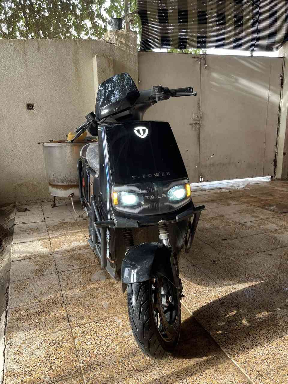 السلام عليكم 
دراجة شحن (كهربائية) للبيع 
- كهربائيات شغاله بالكامل 
 - البطاريات ضعيفه بحاجة الى تبديل . 
- الموقع (البصره/ الهارثه)
- السعر 900
***********
