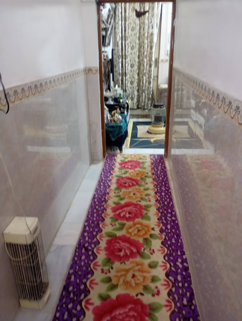 سلام عليكم ورحمه الله وبركاته 
الدار للبيع  طابو صرف 
فول الفول. 
المساحه 100م الواجهة 5م النزال 20م طابقين ثلاثة غرف نوم مودرن استقبال مطبخ مجمع صحيات خارجية وداخلية ارتفاع مترين عن الشارع الأرضية مرمر الدرج مرمر محجر المنيوم عمل درجة اولى البيت طابو صرف عرض الشارع 30م سايدين مجاري تبليط كافة الخدمات حي 17تموز الثانية قريب على شارع كربلاء السعر 140مليون سعر مواصفات محترمه قياسا بالمنطقة 
***********
***********
