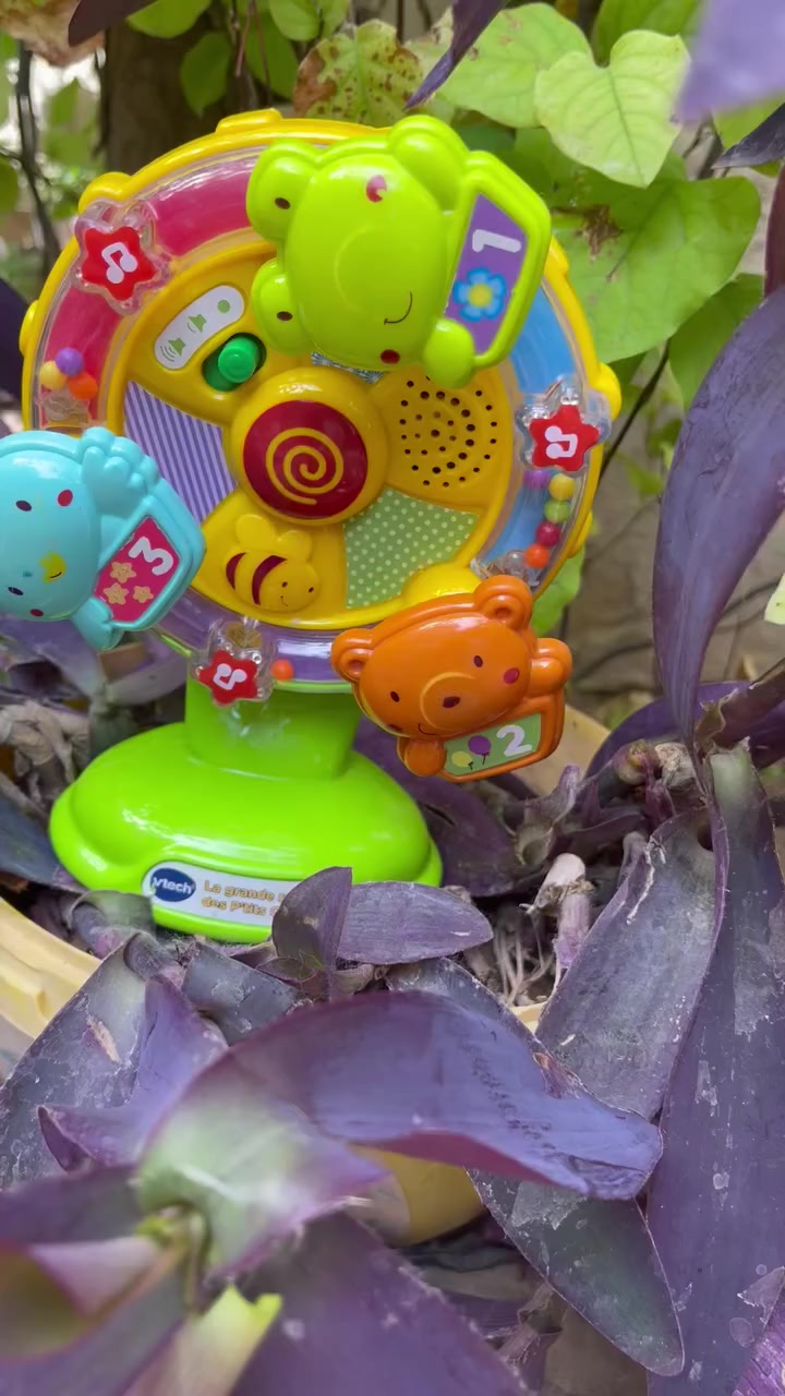Grande Roue des P'tits Copains de VTech.
Il est conçu pour les bébés dès 6 mois afin de développer leur motricité en faisant tourner la roue.Il possède une ventouse pour le fixer sur des surfaces lisses, comme une chaise haute. 

Il émet plus de 45 chansons, mélodies, sons et phrases éducatives. 

Il inclut 3 boutons animaux lumineux pour apprendre les chiffres, les couleurs et les noms des animaux.


**إذا كنت صاحب هذا الإعلان وتريد حذفه لأي سبب، رجاءا أرسل رسالة إلى الدعم الفني**