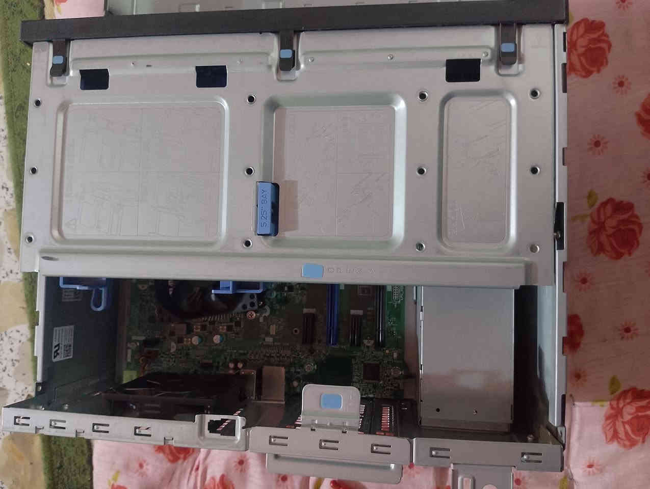 ‏ 💻 كمبيوتر مكتبي DELL OptiPlex 505 | أداء متميز | مثالي للعمل والدراسة 🚀
‏جهاز كمبيوتر مكتبي DELL OptiPlex 5050 بحالة ممتازة 🔥 من أحدث الموديلات وأعلى أداءً!
‏📋 المواصفات التقنية:
‏```
‏• 🖥️  الجهاز: DELL OptiPlex 5050
‏• 🔥 المعالج: Intel Core i5-7500 .3.40GHZ
‏• 💾 الذاكرة: 8 GB RAM
‏• 💽 التخزين: 256 GB SSD 
‏• ⚡ مزود الطاقة: 280 Watt
‏• 🎨 الرسومات: Intel HD Graphics 630
‏```
‏✅ المميزات:
‏· ⚡ سرعة فائقة في الأداء بفضل تقنية SSD
‏· 🛡️ علامة تجارية موثوقة (Dell)
‏· 📊 مثالي للمكاتب والمحلات التجارية
‏· 🏠 مناسب للاستخدام المنزلي والدراسة
‏· 🎯 حالة الجهاز: نظيف جداً - كالجديد ✨
‏💡 ملاحظات مهمة:
‏· الجهاز لا يحتوي على كارت شاشة منفصل
‏· مناسب للأعمال المكتبية والتطبيقات الأساسية
‏· غير مصمم للألعاب المتقدمة  
‏العنوان🚨: بابل•النيل. 
‏💰 السعر: [300] قابل لتفاوض 
‏(قابل للتفاوول ضمن المعقول🤝)
‏
‏📞 للتواصل:***********
