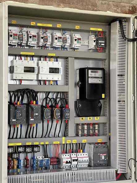 الحمد لله اكمال بورد ats خمس مراحل لاحد الاخوة في محافظة واسط يتكون من :

-بارد منفصل ✅

-حماية مركزية على خط الوطني كل فيز ١٢٥ امبير ✅

-سلكتر الكتروني مع حماية ١٢٥ امبير✅

-حماية على باقي المراحل من انخفاض وارتفاع الفولتيه وانقطاع البارد✅

-شاشات ملتي ميتر لقراءة الاحمال الخفيفة والثقيلة✅

-حماية ميكانيكية+كهربائية✅
.
.
-اتمنى ان ينال اعجابكم

اخوكم م.حسين علي ***********
