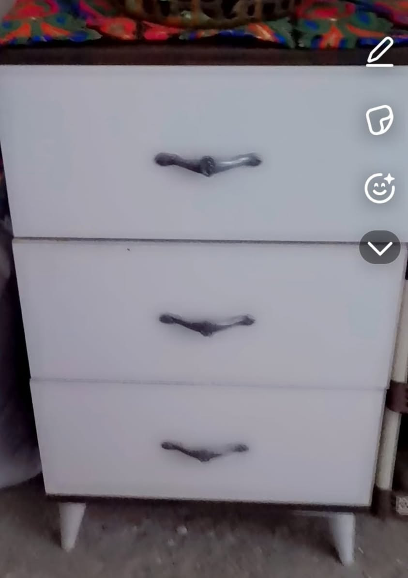 للبيع ٢٠٠ وبيها مجال  فقط جرارات الميز يراد إلهن شد زين وتخته من الجربايه نكسرت وخلينه خشبه بمكانها


**إذا كنت صاحب هذا الإعلان وتريد حذفه لأي سبب، رجاءا أرسل رسالة إلى الدعم الفني**