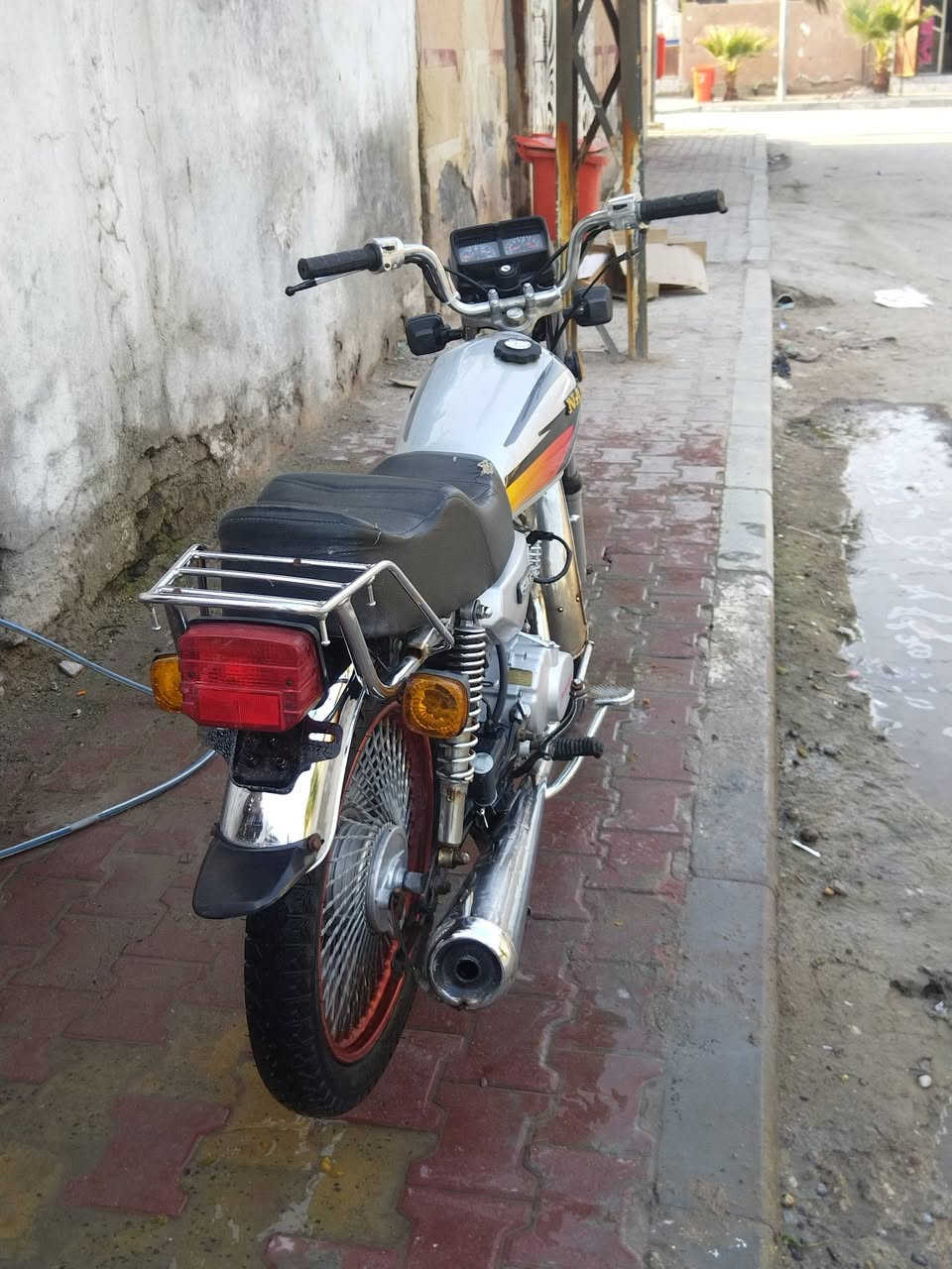 دراجه أوراقه ضايعه بليته او رقم شاصي موجود دراجه جديده مكان قضاء القرنه الهوير السعر 600  هاذ رقمي ***********
