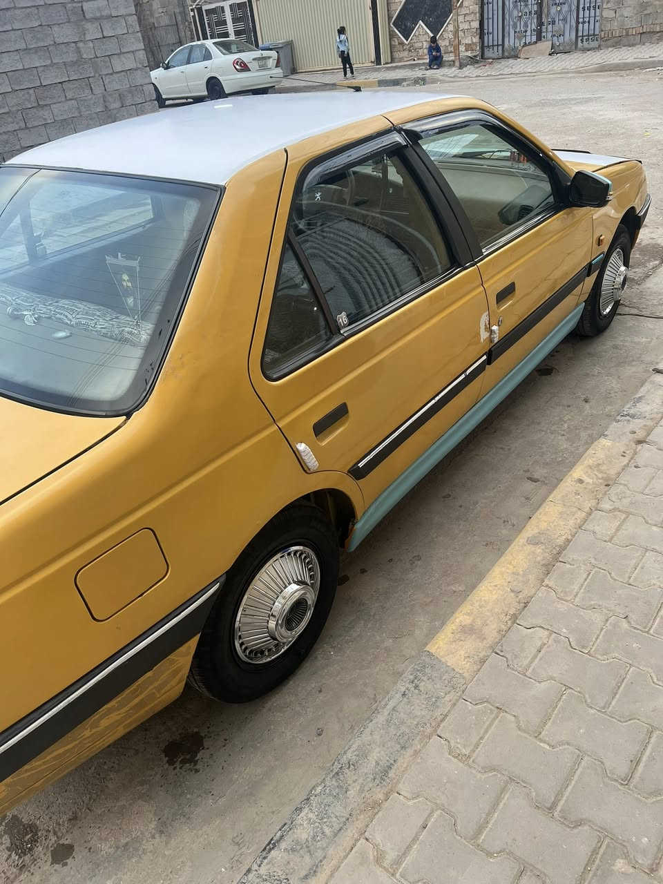 السلام عليكم بيجو لميس للبيع موديل ٢٠١٦ كير مكينة خير من الله صدر خلفي امامي جديد داخل نظيف تخم تاير جديد بيهة جامرلغ عكس لسايق امبدل بدون ظربة مكاني بغداد الحسينية مال لراشدية رقم كربلاء انكليزي لسيارة مصفرة هيئة وغرامات بسمي لسعر ٣٩ وبيهة مجال بسيط *********** بي واتساب غير متواجد على لفيس
