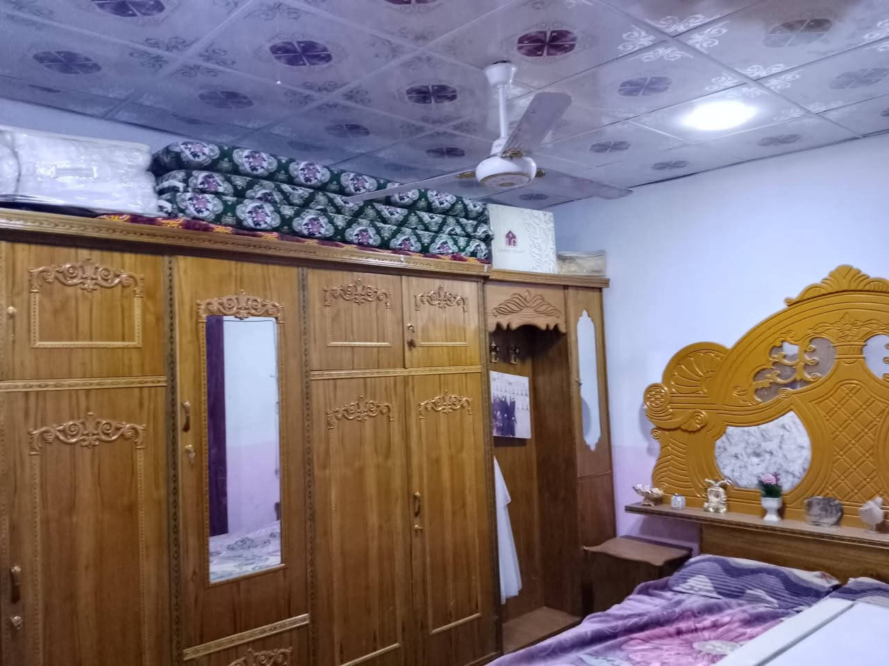 السلام عليكم بيت البيع المساحه 100متر 
العنون السهله معمل الدابس شارع امام الرضا 
يحتويةعله 3غرف نوم وستقبال وبراني وصحيات ثنين غرابي وشرقي والبيت نضيف رقم تصال ***********
