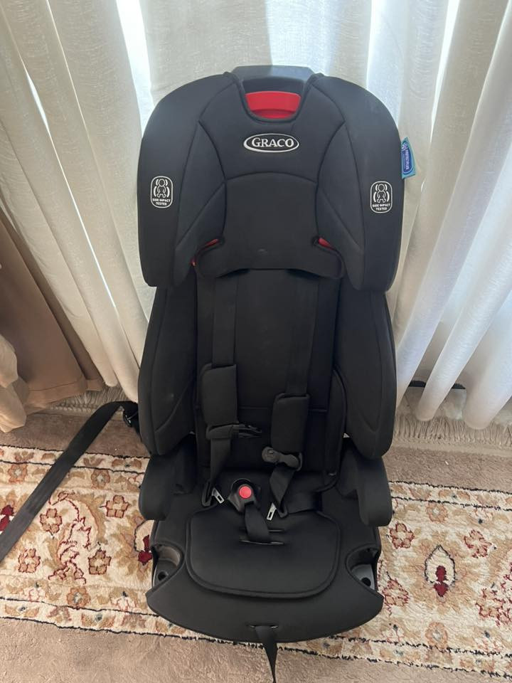 كرسي سياره اطفال استخدام قليل كلش ماركه اصليه ابحث وشوف  يتكبر ويتصغر السعر ٦٥ الف وموجود توصيل داخل بغداد ***********
