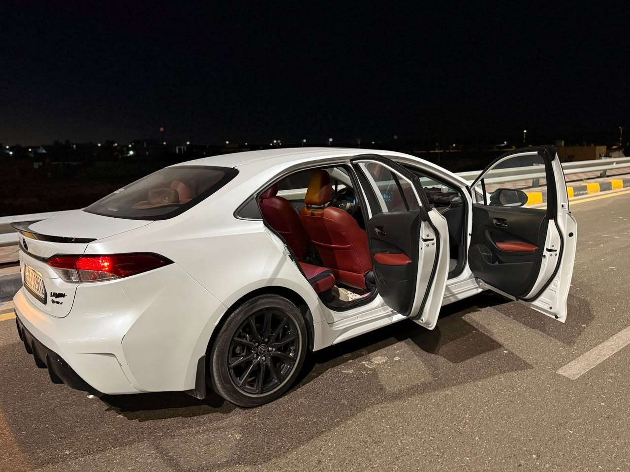 🚗 للبيع | تويوتا كورولا S هايبرد خليجي موديل 2025
🤍 اللون: أبيض
📍 وارد خليجي
📍 فئة S الرياضية (Hybrid)
📍 الممشى: 29,000 كم

السيارة استخدام شخصي ونظيفة جداً، محافظة عليها وجاهزة للفحص بأي مكان.

المواصفات:
✅ محرك هايبرد اقتصادي جداً بالوقود
✅ تشغيل بصمة وستارت
✅ شاشة لمس مع Apple CarPlay وAndroid Auto
✅ كاميرا خلفية
✅ رادار ومنظومة Toyota Safety Sense
✅ مثبت سرعة
✅ تحذير مغادرة المسار
✅ إنارة LED
✅ جنوط رياضية
✅ وضعيات قيادة Eco / Normal / Sport
✅ تكييف ممتاز

ملاحظة بكل أمانة:
يوجد تعديل بارد بسيط جداً في باب الراكب الأمامي (عكس السائق) بمقدار إصبعين فقط، ولا يؤثر على الشاصي أو سلامة السيارة.

💰 السعر: 15,500 دولار قابل للتفاوض بالمعقول بعد المعاينة.

📞 للتواصل: ***********

للجادين فقط، والله يبارك لصاحب النصيب.
