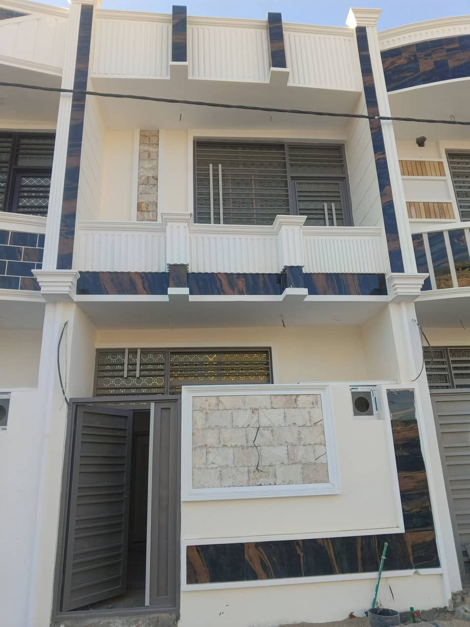 السلام عليكم يتوفر بيت للبيع المساحة 50متر طابقين مقابل حي الامام علي خلف حي الكرار نوع العقار سند 25قرار محكمه خدمات كامله مي ومجاري وكهرباء وتبليط عرض الشارع 9متر تبليط البيت بناء حديث بلوك يحتوي على غرفتين نوم وصاله ومطبخ واستقبال وصحيات الاستفسار عن السعر
***********
***********
