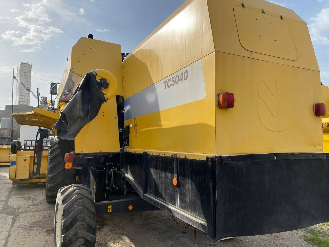 حاصودة للبيع
مواصفات :
*موديل 2014
*قايش 5040
*أوروبي بلجيكي اصلي
*مكفول كفالة عامة
العنوان : كركوك -قرب مطعم ميديا
رقم الهاتف :
***********
***********
New Holland
