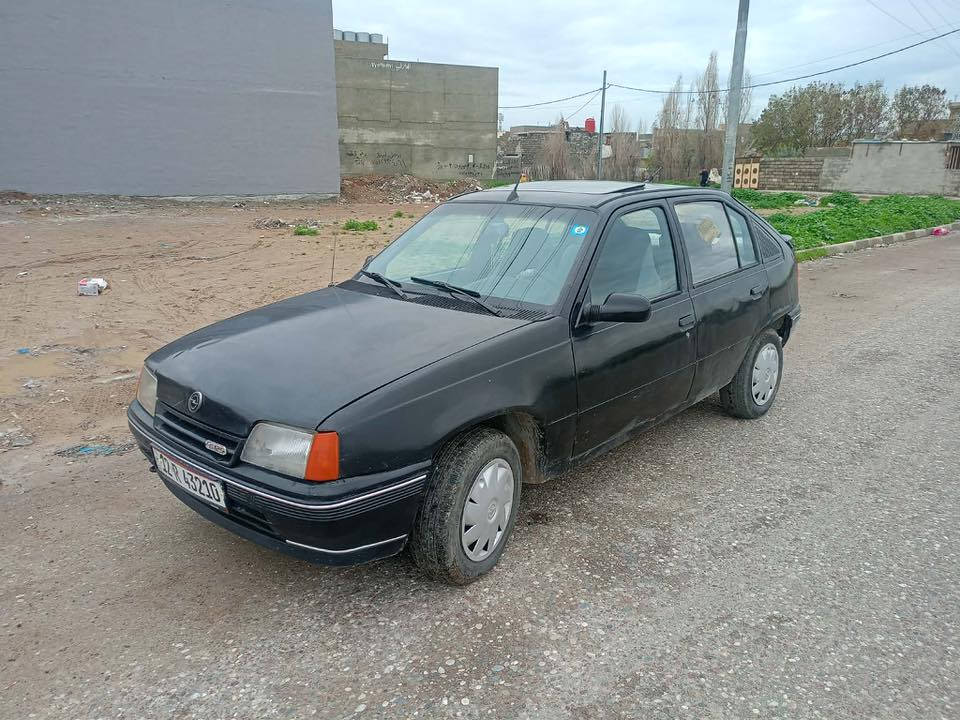 السلام عليكم سيارة اوبل كاديت موديل 91حجم 16،كيرشرط،محرك اثر صرف  هزة جديدة كاربون بانزين  السيارة بااسمي ،،السعر،،28,ورقه بيها مجال بسيط.   ***********
