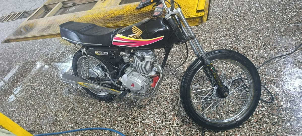 سلام عليكم دراجه اربعه كير كلك كلك كلك للبيع موديل 2023مكفوله من السرقه تجي تاخذها من باب البيت دراجه جديده ونضيفه وماعايزه برغي تفحص وين مايريد مبدل بيها بوشه بس عل ايدي مكان الدراجه بنجف السعر 350وبيها مجال حك الجيه رقمي ***********
