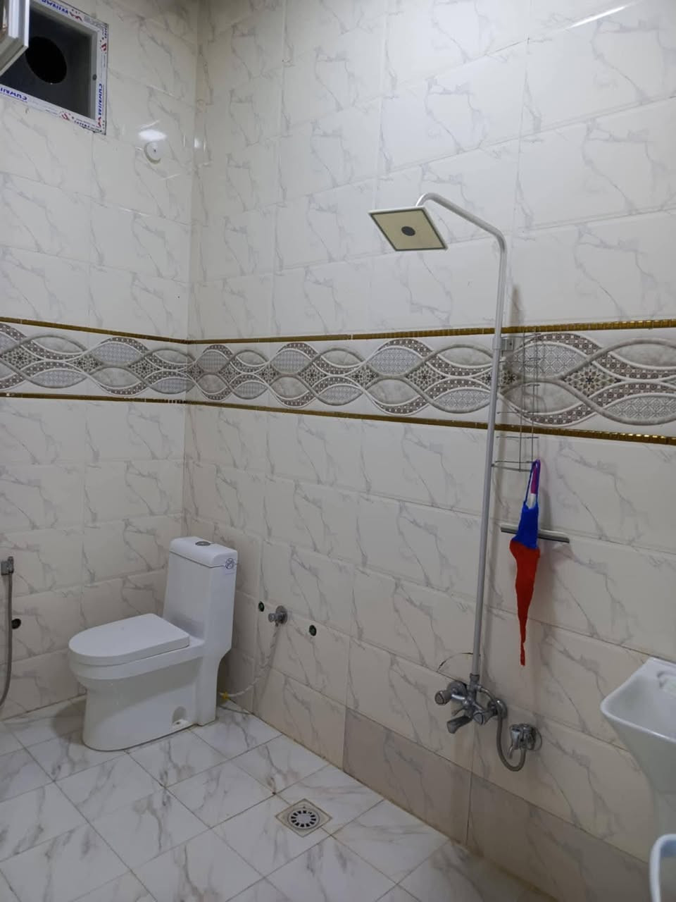 السلام عليكم بيت للبيع المساحه 250 متر طابو ملك صرف المكان طوريج حي الحسين شارع المدرسه يقع عله شارع عرضه 25 متر خدمات كامله ماء مجاري تبليط رصيف البيت  جديد صار  شهر من كامل مابي اي نقص   ثنين غرف نوم ستقبال صاله مطبخ مجمع صحيات داخلي او خارجي منور حديقه  كراج سياره النتصال ***********
‏‪***********‬‏
